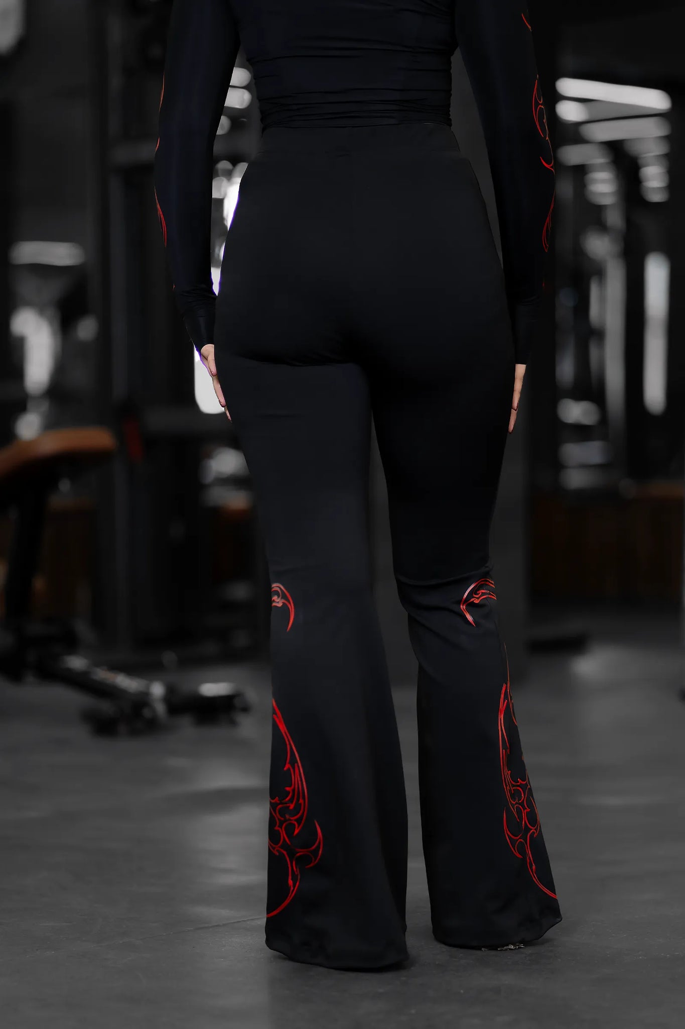 UNCHAINED STORM FLARE LEGGINGS (BLACK RED)