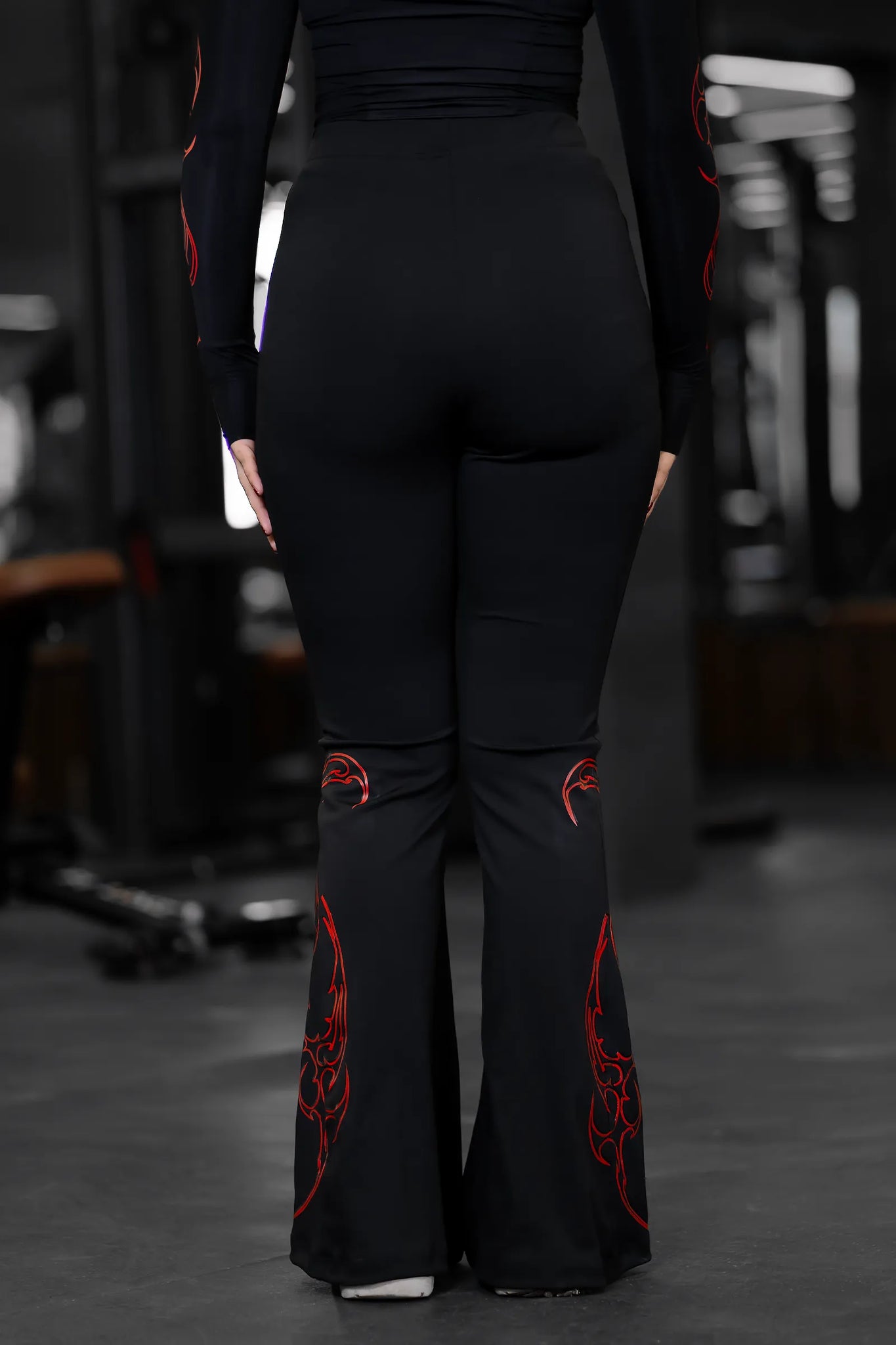 UNCHAINED STORM FLARE LEGGINGS (BLACK RED)