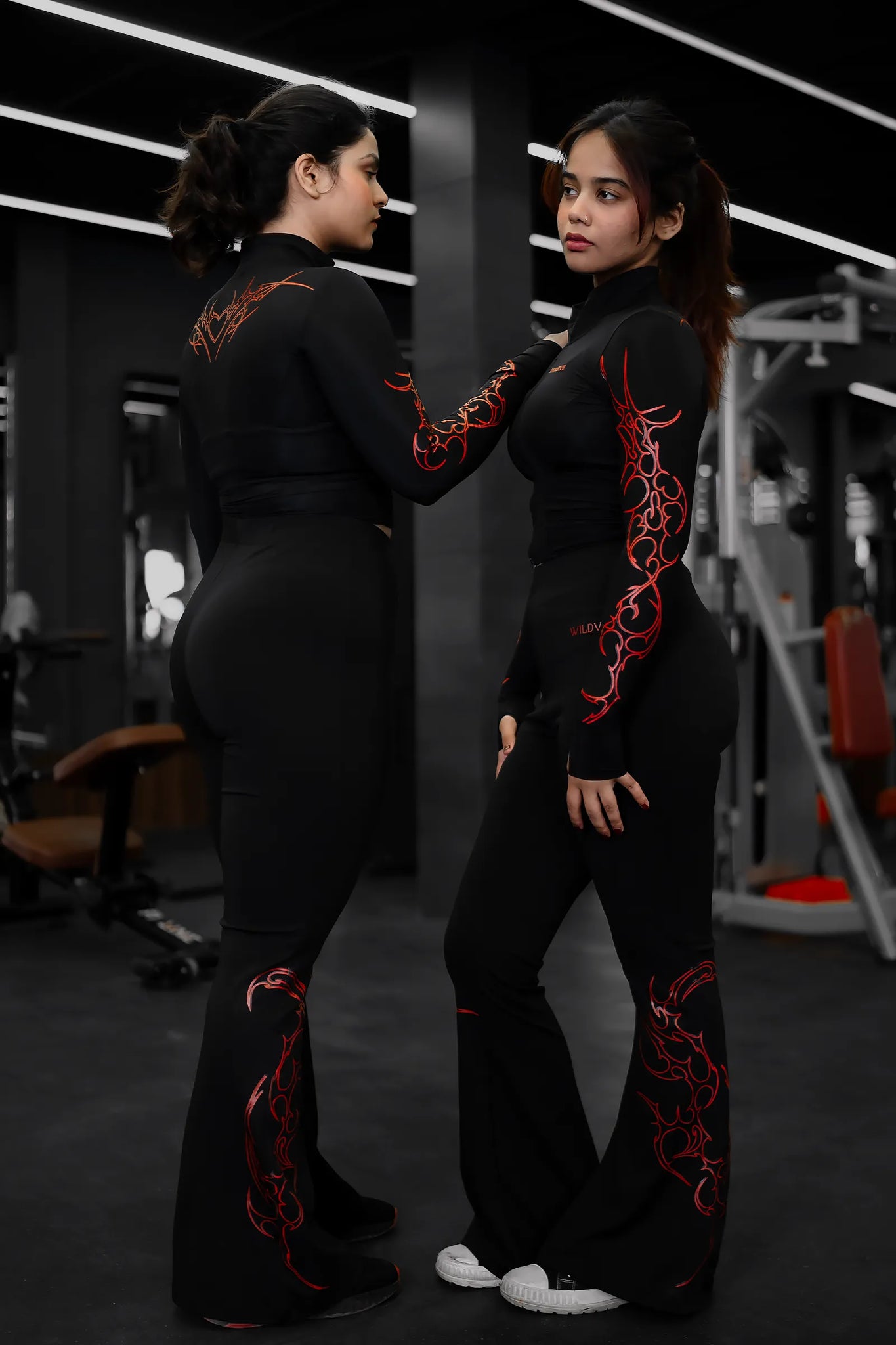 UNCHAINED STORM FLARE LEGGINGS (BLACK RED)