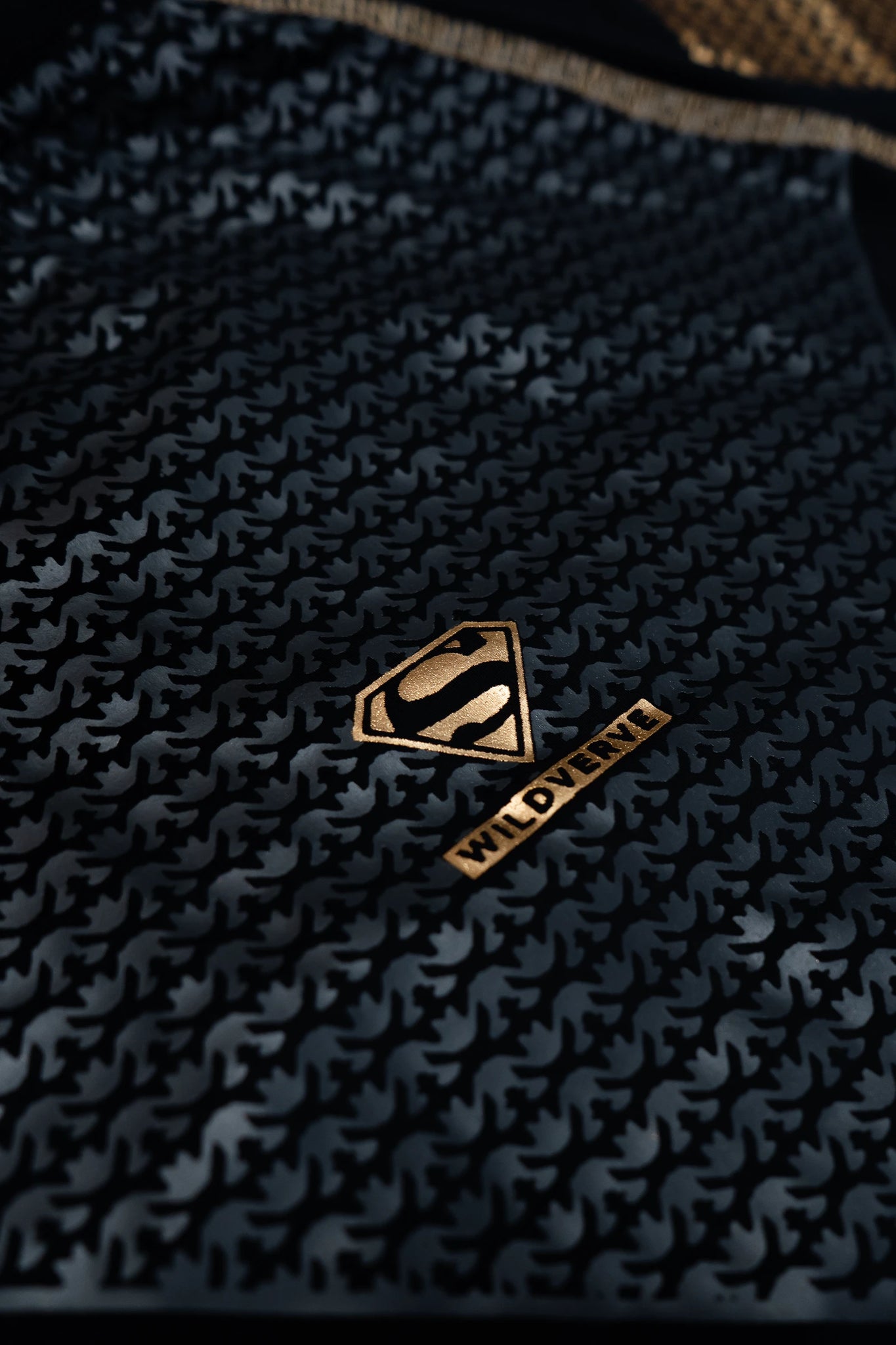 SHADOW SUPERMAN COMPRESSION TEE (GOLD PRINT)