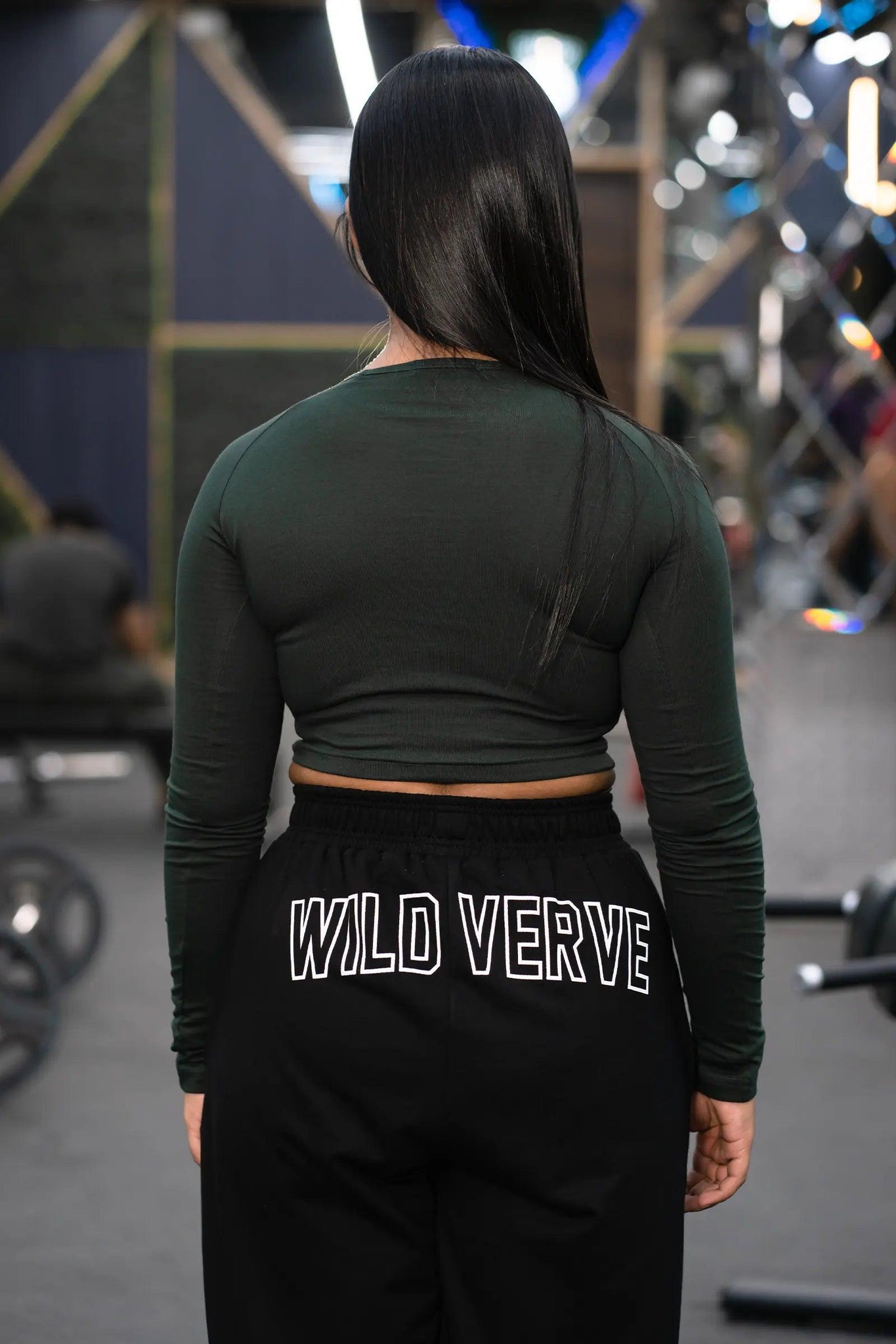 WILD VERVE LIFTING LONG SLEEVE CROP TOP (JUNGLE GREEN)