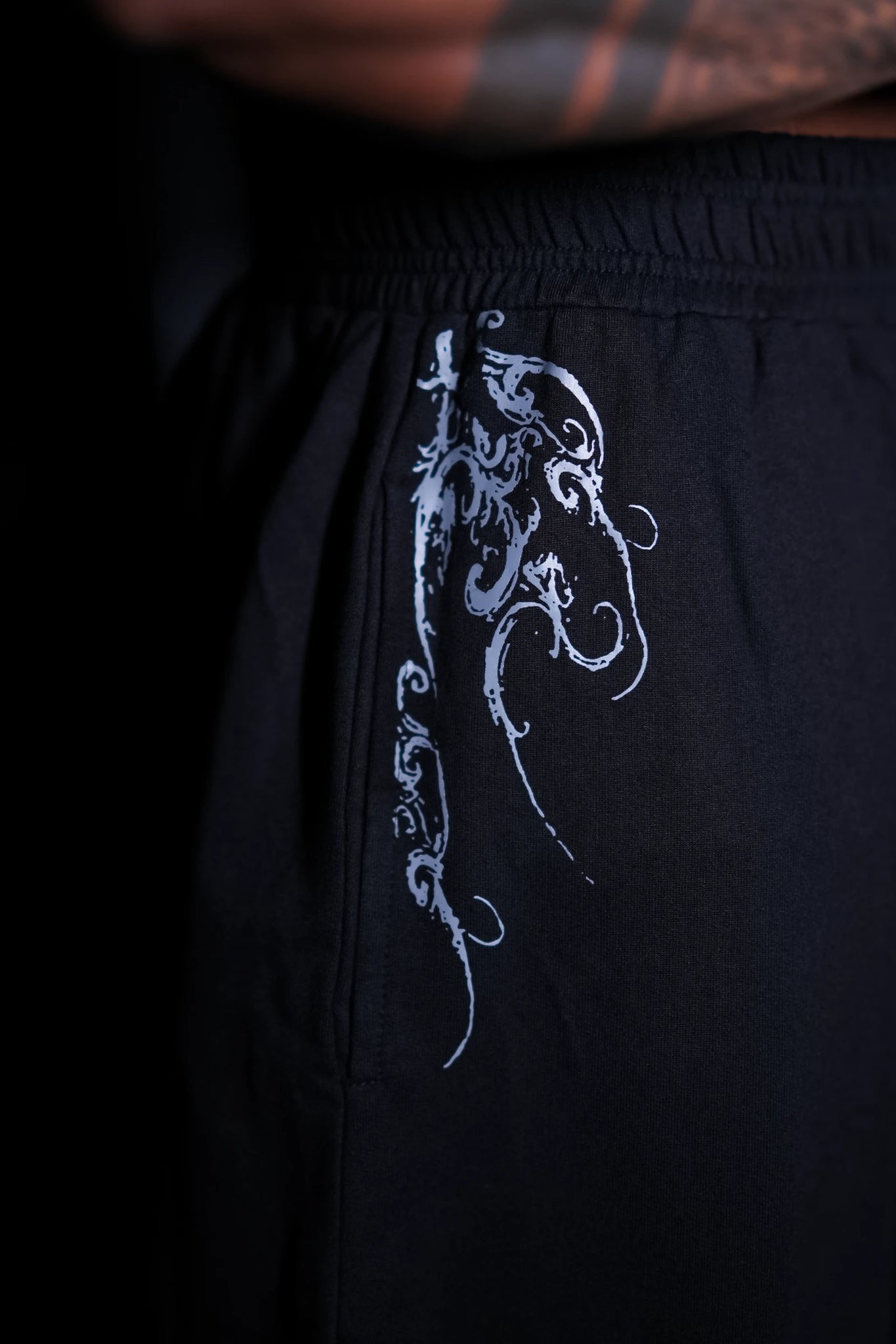 WILDVERVE NIGHT REIGN SWEATPANTS (BLACK RED)