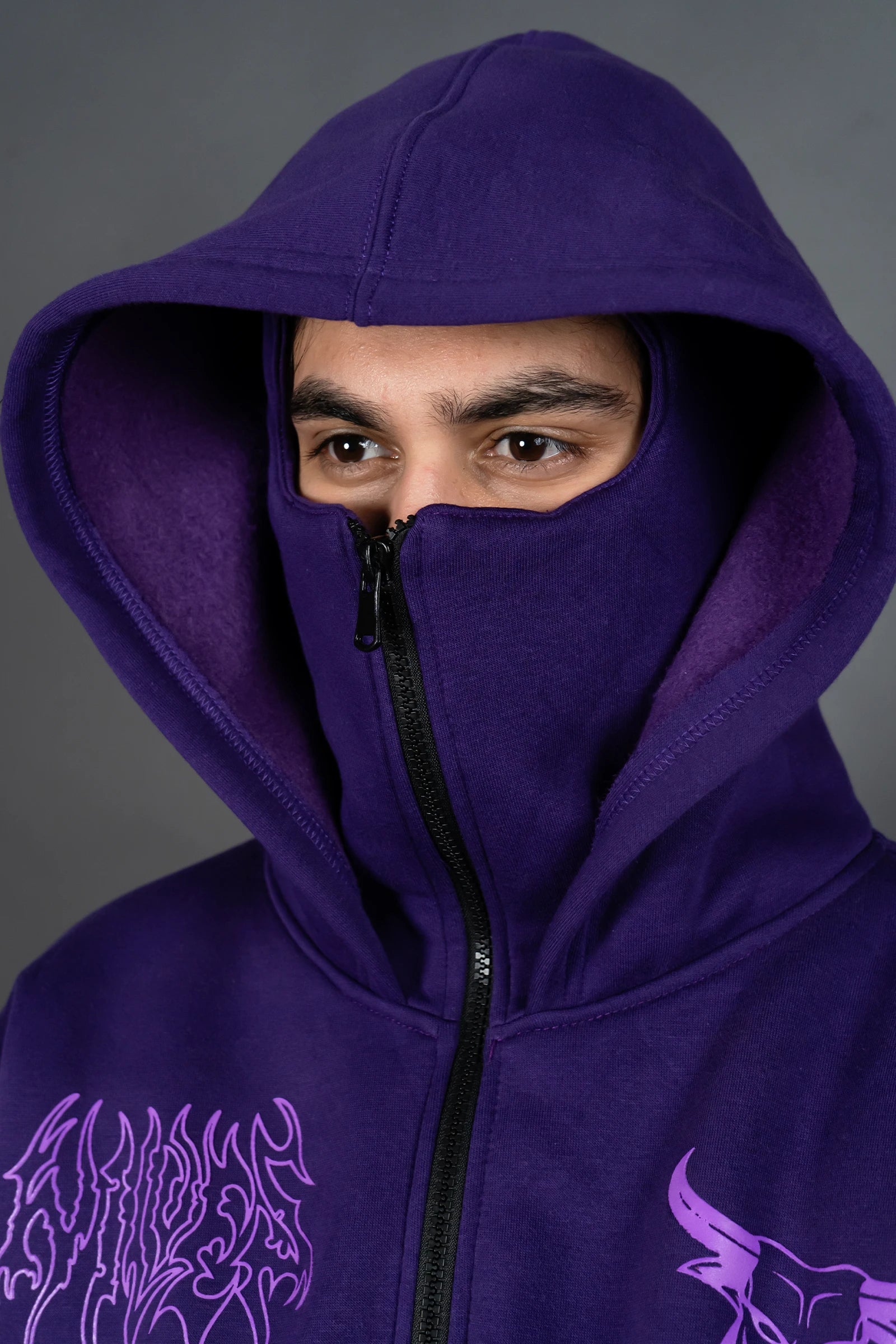 HOODIES & SWEATSHIRTS