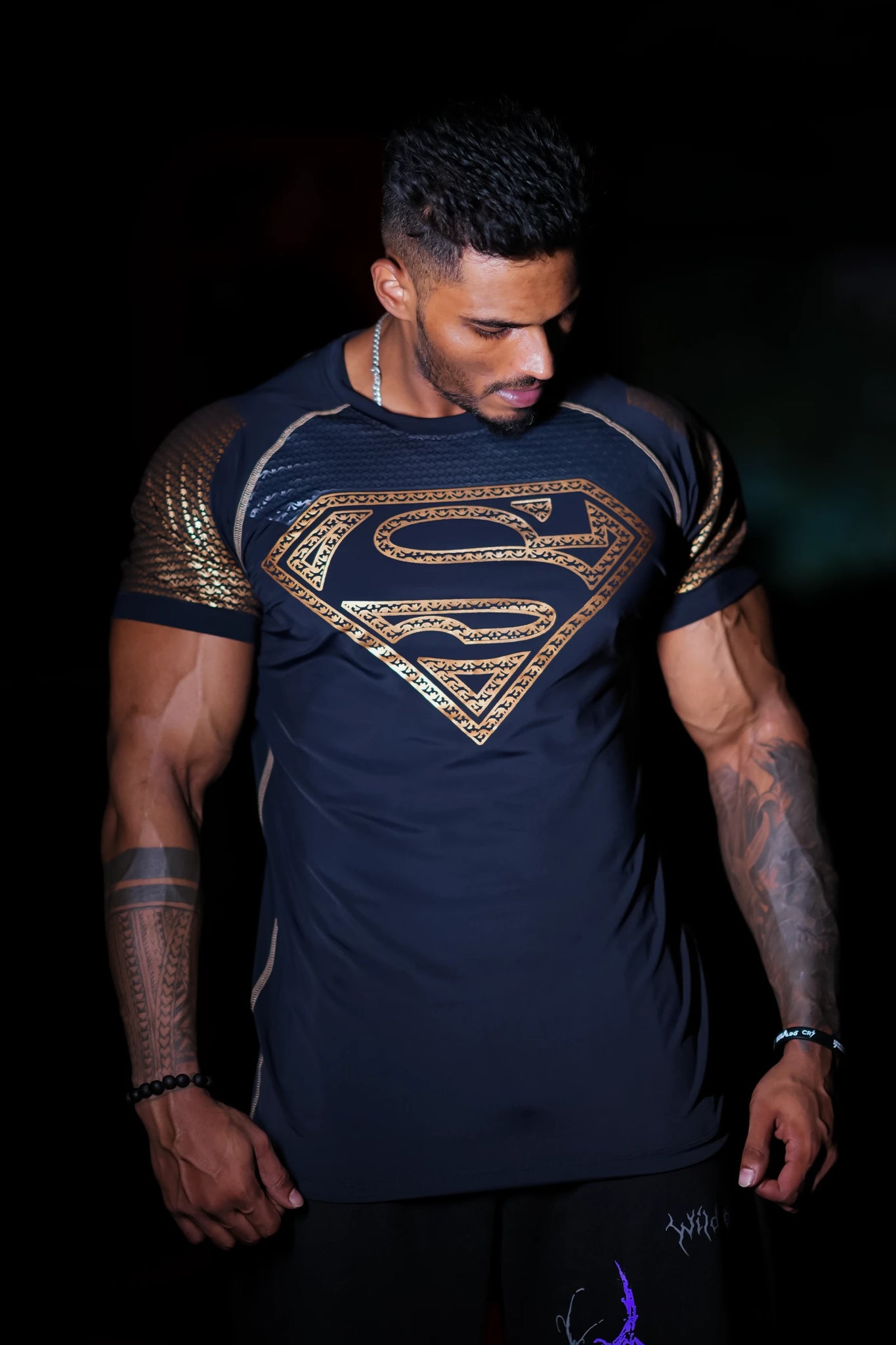 SHADOW SUPERMAN COMPRESSION TEE (GOLD PRINT)