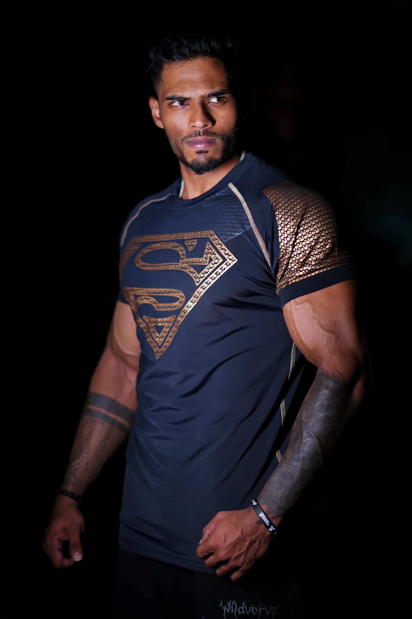 SHADOW SUPERMAN COMPRESSION TEE (GOLD PRINT)