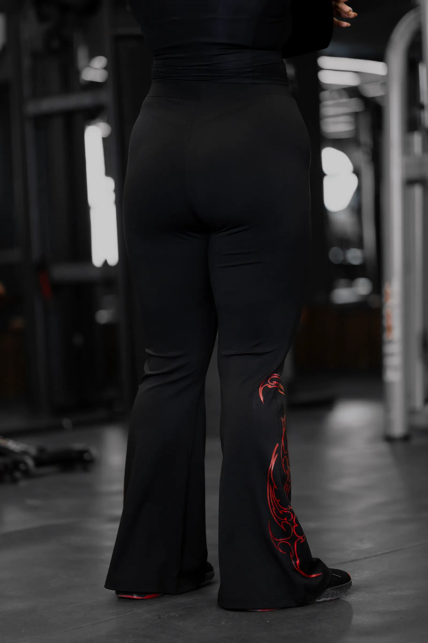 UNCHAINED STORM FLARE LEGGINGS (BLACK RED)