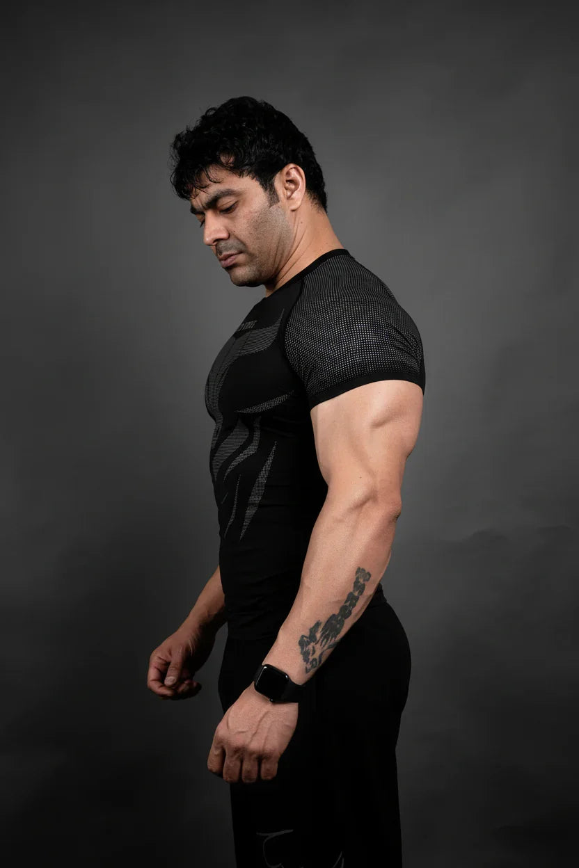 NIGHT PREDATOR COMPRESSION BLACK TEE (BLACK PRINT)